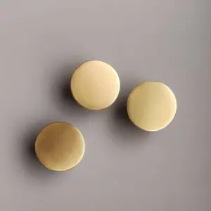 Uchwyt meblowy gałka mosiężna delikatnie szczotkowana 28mm