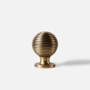Gałka meblowa mosiężna w prążki 37x28 kolor mosiądz starzony