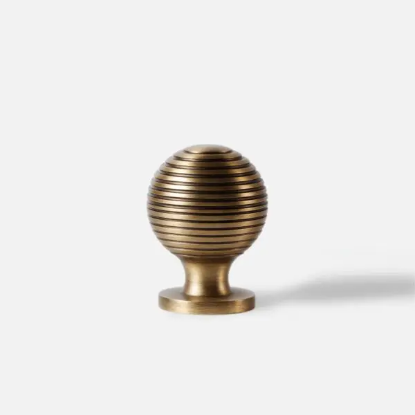 Galka-mosiezna-starzona-37x28mm-z-prazkami