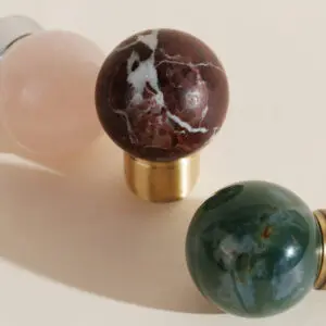 Gałka meblowa 25x35mm kulka mosiądz i kamień