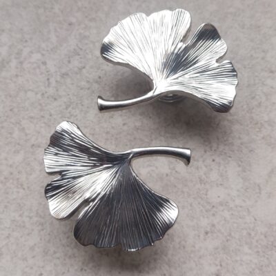 Gałka do mebli - mały liść miłorzębu kolor srebrny