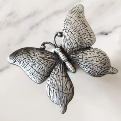 Uchwyt meblowy gałka 62x50mm Motyl w kolorze szarym