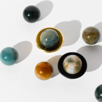 Galka-kielich-mosiezny-kamienie-zielone-agat-rozne