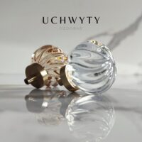 Galka-krysztalowa-przezroczysty-szampanski-ksztalt-kula-z-mosiezna-nozka