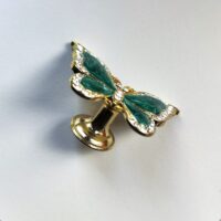 Galka-meblowa-Motyl-w-kolorze-zlotym-z-bialymi-cyrkoniami-i-zielona-masa-perlowa