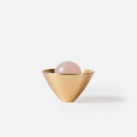 Galka-meblowa-uchwyt-kielich-K3-mosiezny-szczotkowany-z-kamieniem-rozowym-kwarc