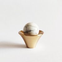 Galka-uchwyt-do-mebli-kielich-K1-mosiezny-z-kamieniem-z-zylka-marmur-howlit