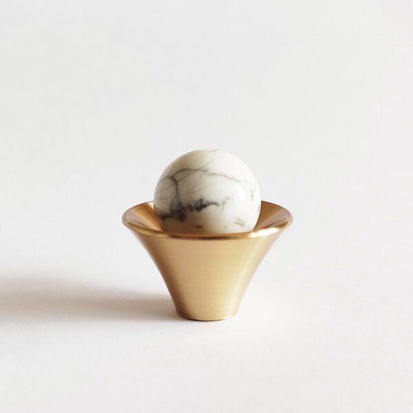 Galka-uchwyt-do-mebli-kielich-K1-mosiezny-z-kamieniem-z-zylka-marmur-howlit Galka-uchwyt-do-mebli-kielich-K1-mosiezny-z-kamieniem-z-zylka-marmur-howlit