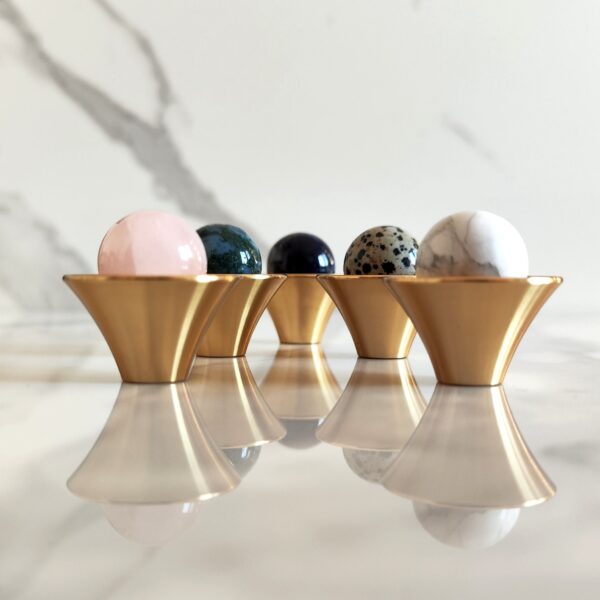 Galka-uchwyt-do-mebli-kielich-K1-mosiezny-z-kamieniem-z-zylka-marmur-howlit-roz-dalmatynczyk Galka-uchwyt-do-mebli-kielich-K1-mosiezny-z-kamieniem-z-zylka-marmur-howlit-roz-dalmatynczyk