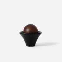 Kielich-galka-mosiezna-KOLOR-CZARNY-do-mebli-z-kulka-drewniana-orzech-amerykanski