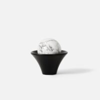 Kielich-galka-mosiezna-KOLOR-CZARNY-do-mebli-z-kulka-kamien-bialy-z-zylka-howlit