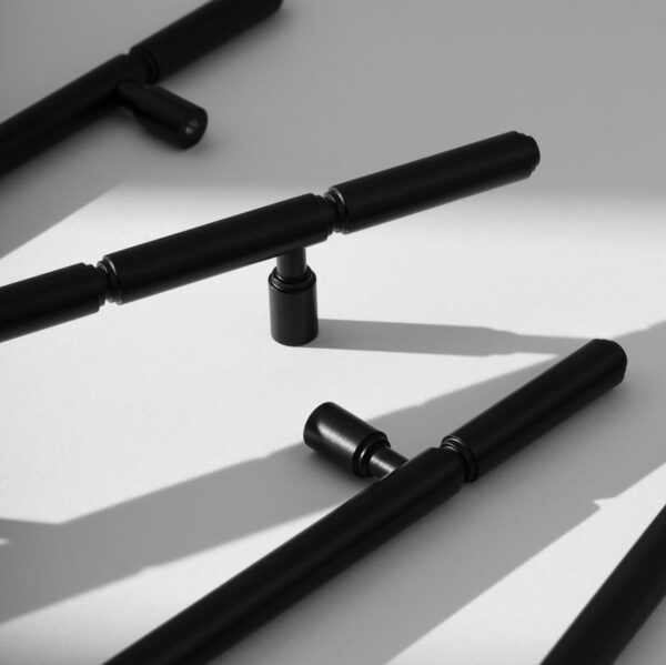 Kolekcja-Segno-uchwyt-mosiezny-i-czarny-rozne-dlugosci-reling Kolekcja-Segno-uchwyt-mosiezny-i-czarny-rozne-dlugosci-reling