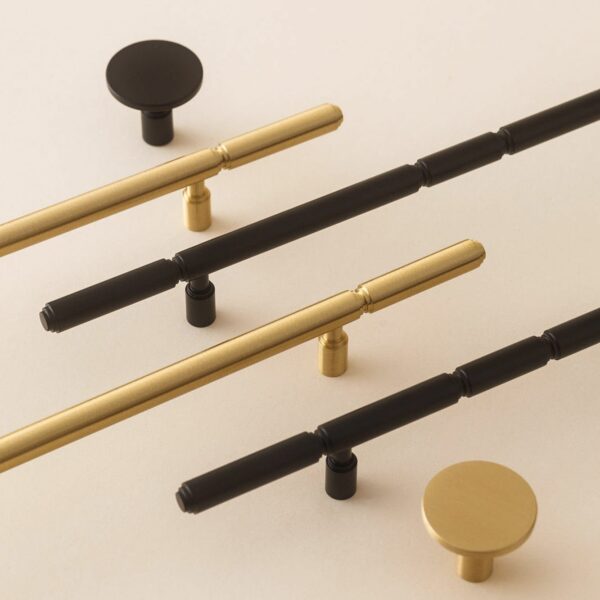 Kolekcja-Segno-uchwyt-mosiezny-i-czarny-rozne-dlugosci-z-galkami Kolekcja-Segno-uchwyt-mosiezny-i-czarny-rozne-dlugosci-z-galkami