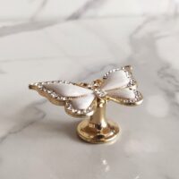 Motyl-uchwyt-ozdobny-galka-zloty-z-cyrkoniami-i-masa-perlowa