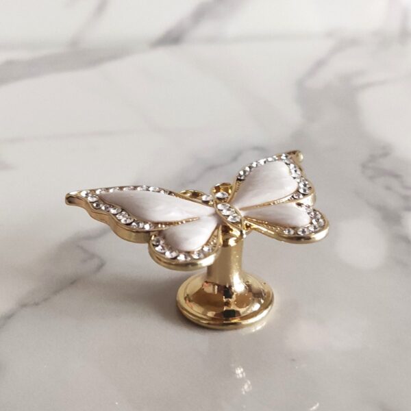Motyl-uchwyt-ozdobny-galka-zloty-z-cyrkoniami-i-masa-perlowa Motyl-uchwyt-ozdobny-galka-zloty-z-cyrkoniami-i-masa-perlowa
