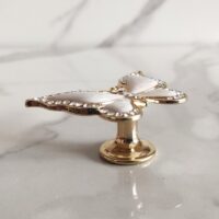 Motyl-uchwyt-ozdobny-zloty-z-cyrkoniami-i-masa-perlowa-biala