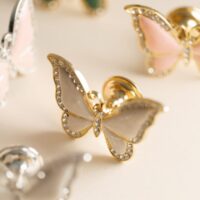 Uchwyt-cynkowo-aluminiowy-motyl-z-cyrkoniami-kolor-bialy