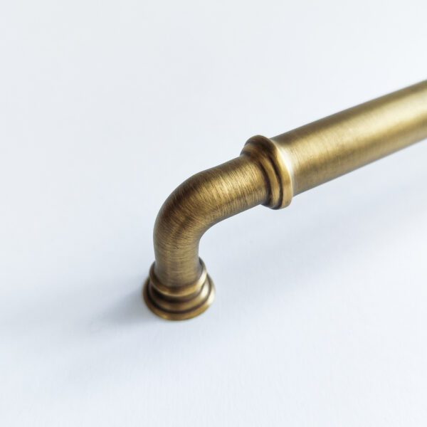Uchwyt-do-mebli-klasyczny-4-dlugosc-142mm-kolor-mosiezny-starzony-detal Uchwyt-do-mebli-klasyczny-4-dlugosc-142mm-kolor-mosiezny-starzony-detal