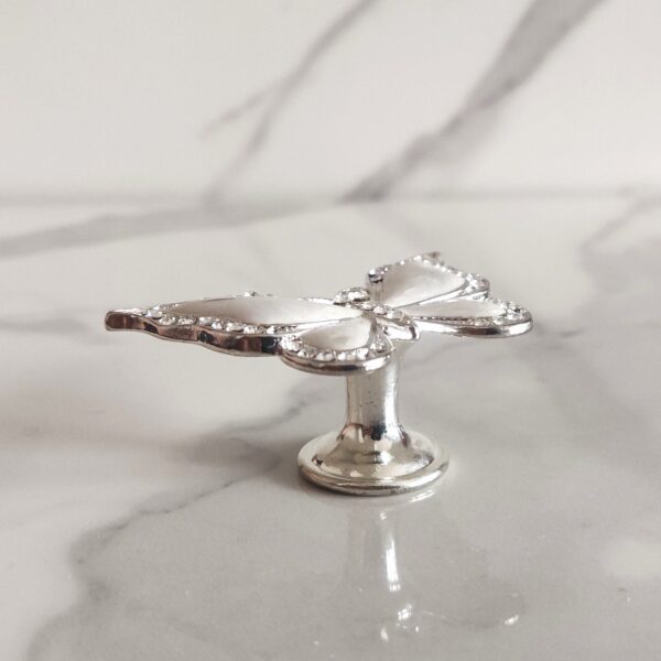 Uchwyt-do-mebli-motyl-z-cyrkoniami-srebrny-perlowy-1 Uchwyt-do-mebli-motyl-z-cyrkoniami-srebrny-perlowy-1