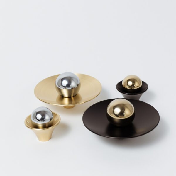 Uchwyt-galka-do-mebli-Kielich-K1-K2-mosiezny-i-czarny-z-kulka-zlota-srebrna Uchwyt-galka-do-mebli-Kielich-K1-K2-mosiezny-i-czarny-z-kulka-zlota-srebrna