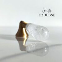 Uchwyt-galka-lezka-wiszaca-z-mosiadzu-i-kwarcu-bialego