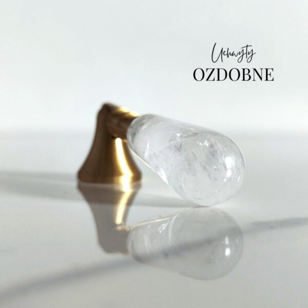 Uchwyt-galka-lezka-wiszaca-z-mosiadzu-i-kwarcu-bialego Uchwyt-galka-lezka-wiszaca-z-mosiadzu-i-kwarcu-bialego