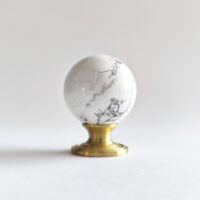 Uchwyt-galka-mosiadz-i-kamien-30x41mm-bialy-howlit