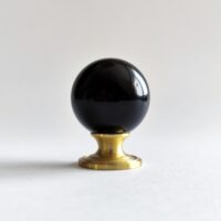 Uchwyt-galka-mosiadz-i-kamien-30x41mm-czarny-obsydian