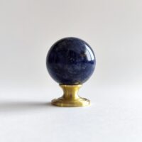 Uchwyt-galka-mosiadz-i-kamien-30x41mm-niebieski-sodalit