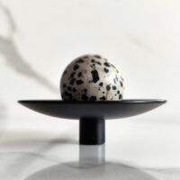 Uchwyt-galka-mosiezna-kolor-czarny-z-kamieniem-dalmatynczyk-jaspis-bez