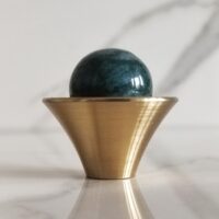 Uchwyt-meblowy-galka-mosiezna-kielich-K1-z-kamieniem-zielonym-agat-1