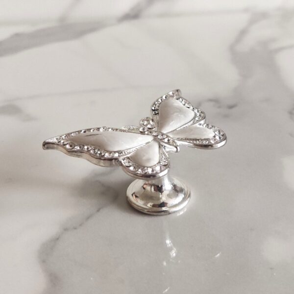 Uchwyt-meblowy-ozdobny-motyl-blyszczace-cyrkonie-masa-perlowa-1 Uchwyt-meblowy-ozdobny-motyl-blyszczace-cyrkonie-masa-perlowa-1