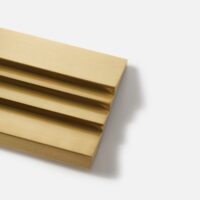 Wyjatkowy-uchwyt-meblowy-mosiezny-szczotkowany-Grave