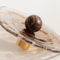 Uchwyt-artystyczny-szklany-mosiadz- i-szklo-brazowe-kulka-levanto-rosso