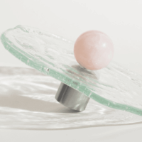 Uchwyt-artystyczny-szklany-srebrny-polysk-i-szklo-przezroczyste-kulka-rozowy-kwarc